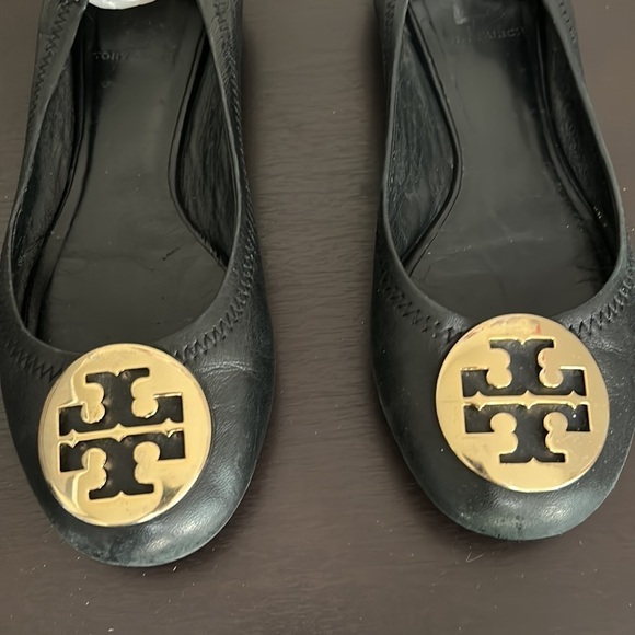 TORY BURCH Black Gold MINNIE TRAVEL BALLET Flat Leather Logo Shoe Sz 6 - Picture 6 of 16